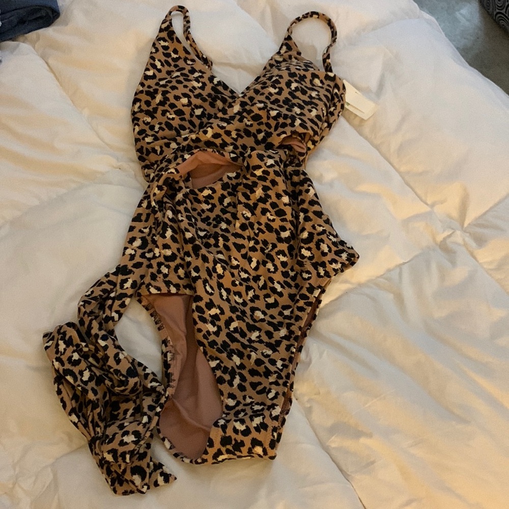 AERIE wrap cheetah print swimsuit size XS.  Never worn. Tags on